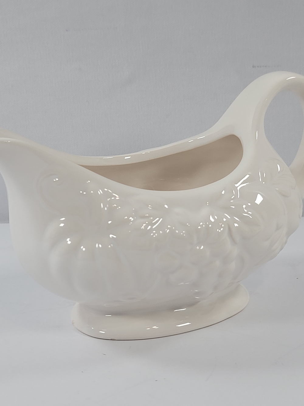 Tabletops Gallery Harvest White Ceramic Gravy Boat Glossy, Dishwasher/MW Safe